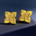 Orecchini a lobo quadrifoglio in oro con trama guilloché e dettagli in diamanti - Oro Guilloche