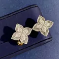 Orecchini a lobo quadrifoglio in argento con incisione guilloché e diamanti scintillanti - Argento Guilloche
