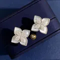 Eleganti orecchini a lobo a quadrifoglio con madreperla bianca e pavé di cristalli argento - Argento Madreperla