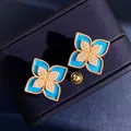 Orecchini a lobo a quadrifoglio dorati con petali di turchese e diamanti su scatola - Oro Rosa + Turchese