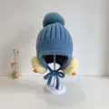 Blauwe gebreide wintermuts voor baby's met oorkleppen, pompon en eendendecoraties - 48-50cm / Blauw