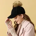 Detalle de gorra de béisbol de pana con pompón desmontable de piel natural de mapache - Ajustable / Negro