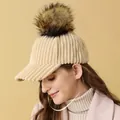 Gorra de béisbol de pana beige con pompón desmontable de piel de mapache natural de invierno - Ajustable / Camel