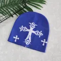 Berretto in maglia blu reale con ricamo a croce bianca su sfondo grigio testurizzato - Blu Con Motivo Bianco