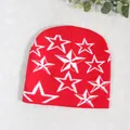 Textura detallada de punto de un gorro Y2K rojo con patrones de jacquard de estrellas - Rojo