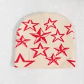 Detalle de gorro de punto crema con patrón de estrellas rojas de estilo Y2K - Blanco Roto
