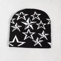 Detalle del tejido de punto de gorro negro con estrellas blancas de jacquard para invierno - Negro