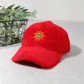 Détail de la casquette de baseball en peluche rouge avec broderie de soleil jaune - Rouge