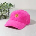 Vue détaillée de la broderie soleil sur casquette de baseball rose en fausse fourrure - Rose foncé