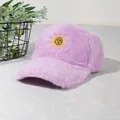Détail de la casquette de baseball violette en peluche avec broderie soleil dorée et texture douce - Mauve Clair