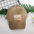 Cappellino da baseball marrone lavato con ricamo NOPE bianco dallo stile vintage - Regolabile / Cachi
