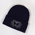 Gorro de punto azul oscuro con mariposa de diamantes de imitación en el borde doblado - Talla única / Negro