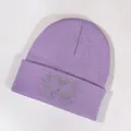 Gorro de punto lila claro con un patrón de mariposa de diamantes de imitación en el doblez - Talla única / Violeta Claro