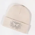 Gorro de punto crema con una mariposa brillante de diamantes de imitación en la vuelta - Talla única / Blanco Roto