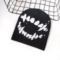 Berretto in maglia streetwear con motivo astratto bianco e nero su sfondo bianco - Taglia unica / Nero e Bianco