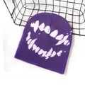 Berretto in maglia viola con motivo sorriso jacquard bianco per uno stile streetwear - Taglia unica / Viola