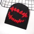 Berretto nero in maglia con motivo denti di mostro rosso per stile street invernale - Taglia unica / Nero e Rosso