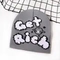 Berretto grigio in maglia con motivo jacquard Get Rich e disegno del pianeta per uno stile street invernale - Taglia unica / Grigio