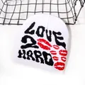 Gorro de punto blanco con texto LOVE 2 HARD y patrones de labios rojos estilo callejero - Talla única / Blanco