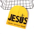 Berretto in maglia giallo con scritte JESUS nere e versi biblici intrecciati - Taglia unica / Giallo