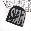 Streetwear Beanie in Schwarz mit grauem STAR-Jacquard-Muster im Pixel-Stil - Einheitsgröße / Dunkelgrau