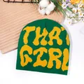 Bonnet en tricot vert foncé avec broderie THAT GIRL jaune sur une surface bois - Taille unique / Vert Foncé