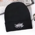 Gorro de punto negro con bordado gótico blanco y borde doblado en un entorno estético - Talla única / Negro