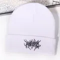 Weiße Strickmütze für Damen und Herren mit schwarzer Streetstyle-Bestickung - Einheitsgröße / Weiß
