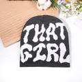 Bonnet en tricot gris foncé avec texte jacquard blanc 'THAT GIRL' sur fond en bois - Taille unique / Gris