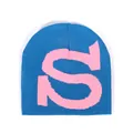 Blaue Strickmütze mit großer rosa S-Buchstaben-Stickerei für lässigen Streetwear-Look - Einheitsgröße / Hellblau