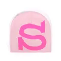Rosa Strickmütze mit großem fuchsiafarbenem Buchstaben S für einen modischen Look - Einheitsgröße / Hellrosa