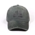 Dunkelgraue gewaschene Denim-Basecap mit ASK ME ABOUT MY BUTT RASH Textaufdruck - Einheitsgröße / Dunkelgrün