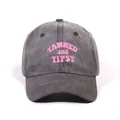 Gorra de béisbol de algodón lavado gris vintage con estampado rosa de TANNED AND TIPSY - Talla única / Negro