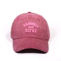 Gewaschene rosarote Baseballkappe mit vintage TANNED and TIPSY rosa Textdruck - Einheitsgröße / Burgunderrot
