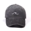 Gewassen zwarte katoenen baseballpet met wit borduursel van oceaangolven voor dames en heren - Eén maat / Zwart