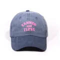 Gorra de béisbol de mezclilla azul lavado con texto rosa TANNED and TIPSY para uso informal - Talla única / Azul marino
