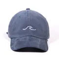 Gewassen blauwe denim honkbalpet met wit borduursel van golven en een gebogen rand - Eén maat / Marineblauw