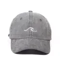 Casquette de baseball gris foncé délavé avec broderie vague blanche minimaliste - Taille unique / Gris