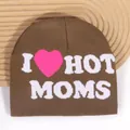 Bonnet en tricot marron avec texte blanc I Heart Hot Moms et motif de cœur rouge - Taille unique / Camel