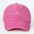 Casquette de baseball en coton délavé rose avec broderie vague blanche et ajustement - Taille unique / Rose rouge