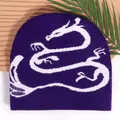 Lila Y2K Beanie mit weißem Drachen-Jacquardmuster aus weichem, dehnbarem Strick - Einheitsgröße / Dunkellila