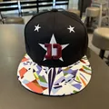Gorra snapback negra con estrella bordada número 13 y visera con patrón geométrico - Ajustable / Negro