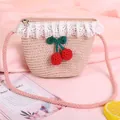 Dettaglio borsa di paglia rosa con bordo in pizzo bianco e ciondolo ciliegia fatto a mano - Rosa