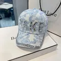 Casquette de baseball en dentelle bleu clair avec broderie et lettrage TAKE en strass - Style Dentelle Lettre Strass / Bleu