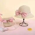 Details von Strohhut und Tasche mit rosa Karo-Schleife und Perlenanhängern für Kinder - Khaki