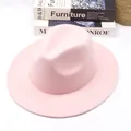 Detalle de sombrero fedora de lana rosa con diseño limpio sobre fondo blanco puro - M(56-58cm) / Rosa