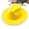 Detalle de un sombrero fedora de lana amarillo brillante con ala ancha y costuras finas - M(56-58cm) / Amarillo