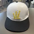 Detailopname van hiphop pet met gele kroonborduring op een witte twill kroon - Kindermaat (3-10 Jaar) / Wit
