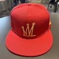 Detail van rode hip-hop pet met platte rand, geel kroonborduurwerk en katoenen textuur - Kindermaat (3-10 Jaar) / Rood