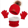 Détail de l'ensemble bonnet, écharpe et gants en tricot rouge avec doublure polaire - Pompon Unique / Rouge